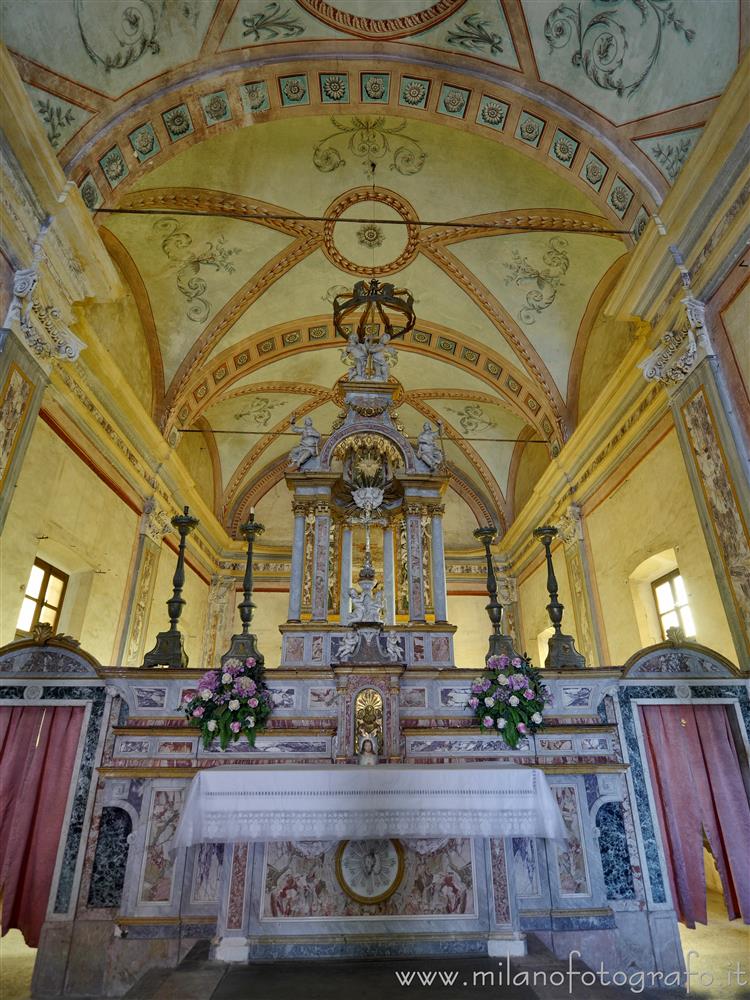 Masserano (Biella) - Altare e coro della Chiesa di Santo Spirito